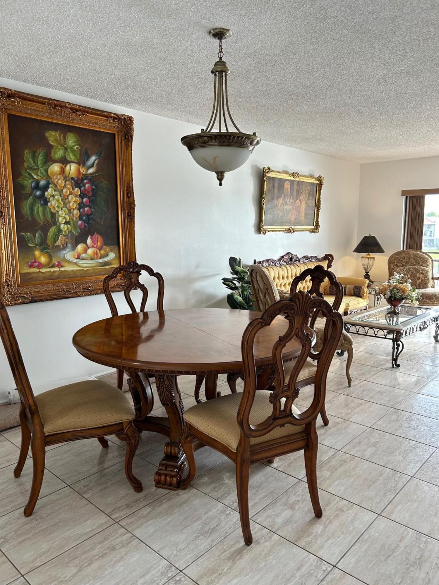 Beautiful With Very Elegant Colonial Decoration Apartment *