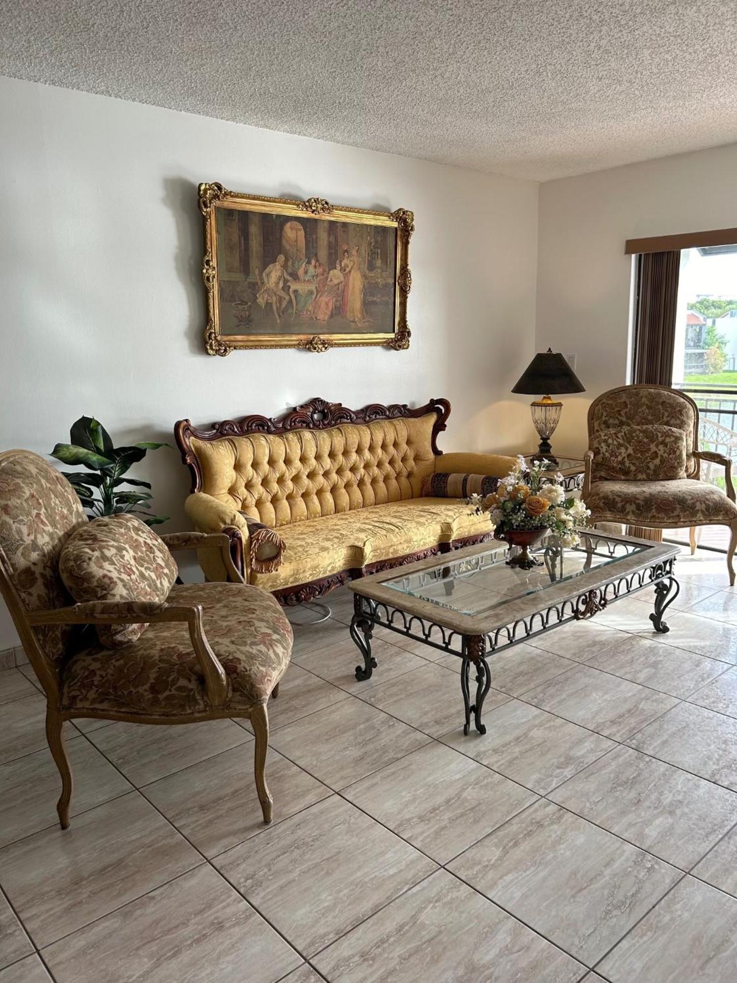Beautiful With Very Elegant Colonial Decoration *