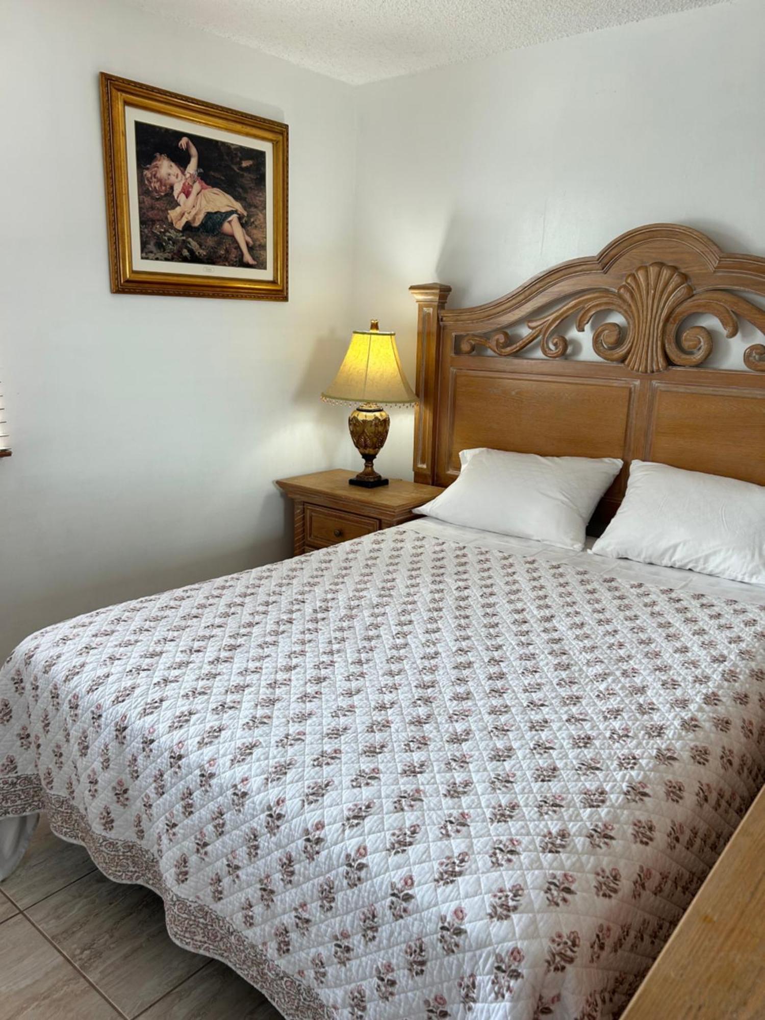 Beautiful With Very Elegant Colonial Decoration Apartment *