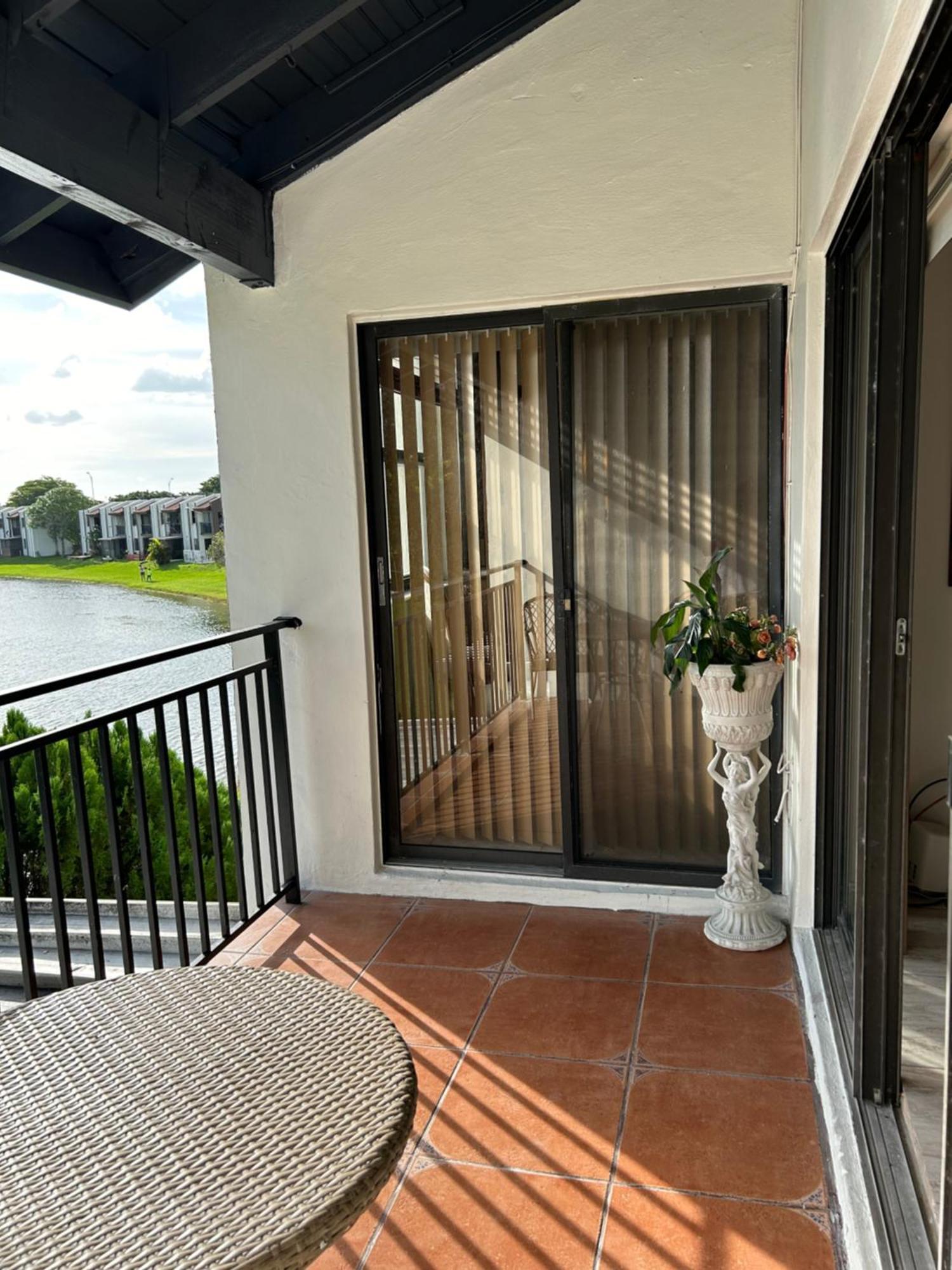 Beautiful With Very Elegant Colonial Decoration Apartment