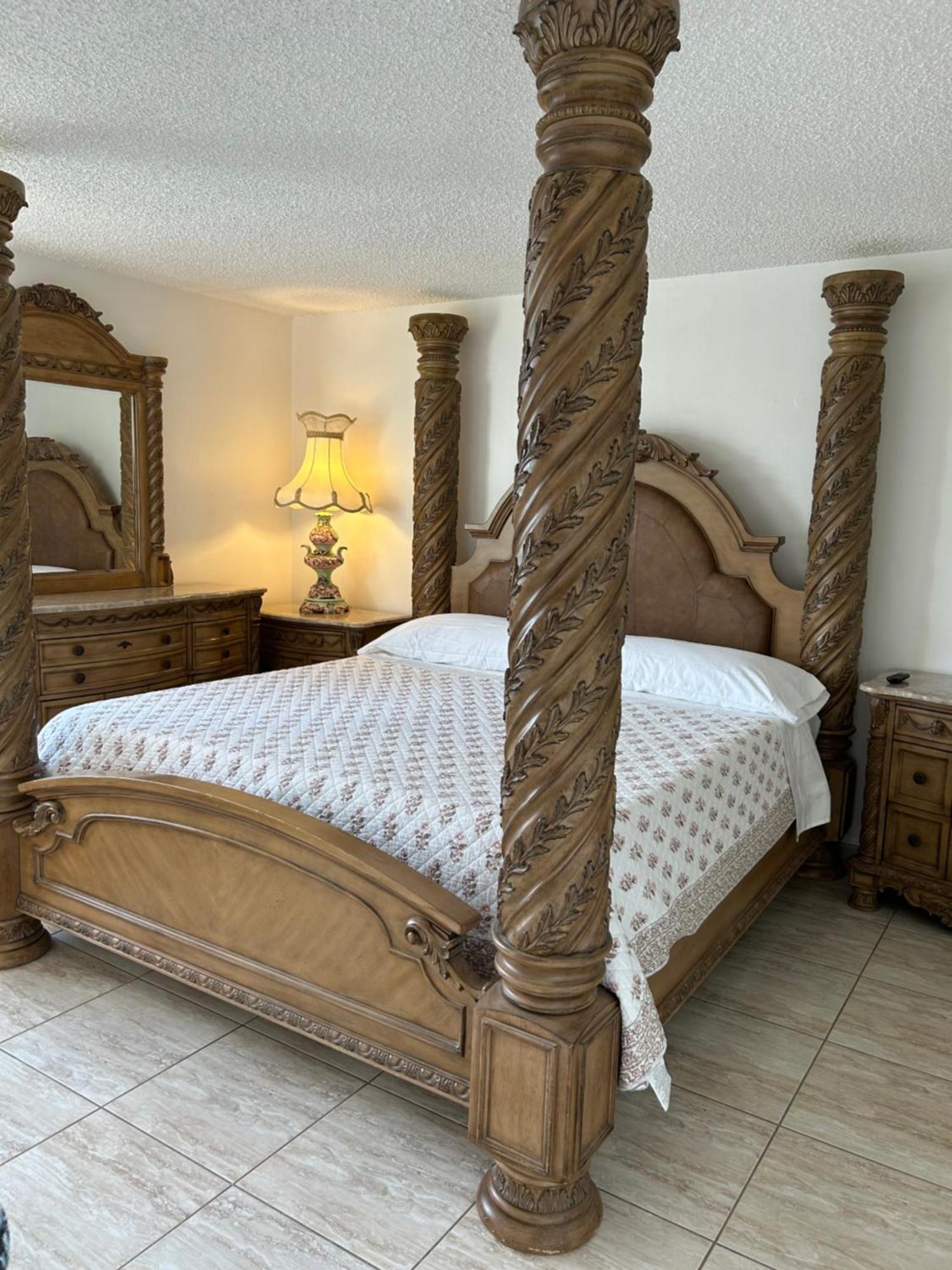 Beautiful With Very Elegant Colonial Decoration Apartment Tamiami